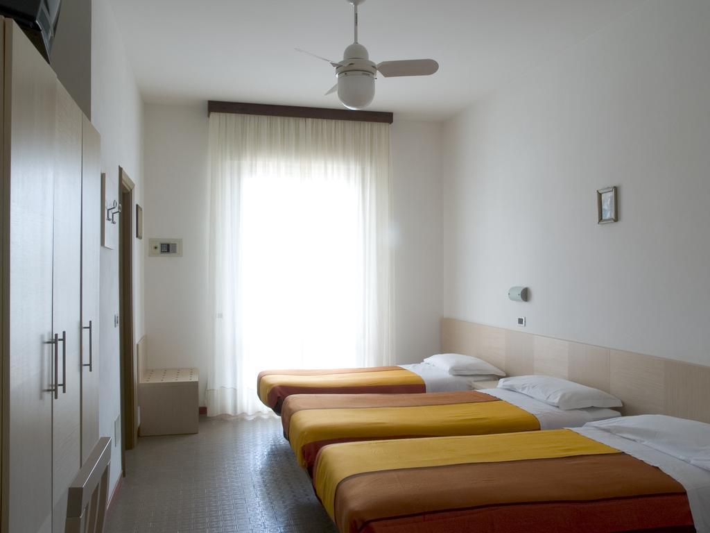 Hotel Dolores Cesenatico Rum bild