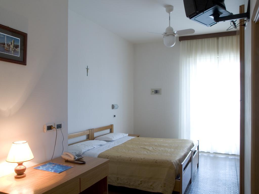 Hotel Dolores Cesenatico Rum bild